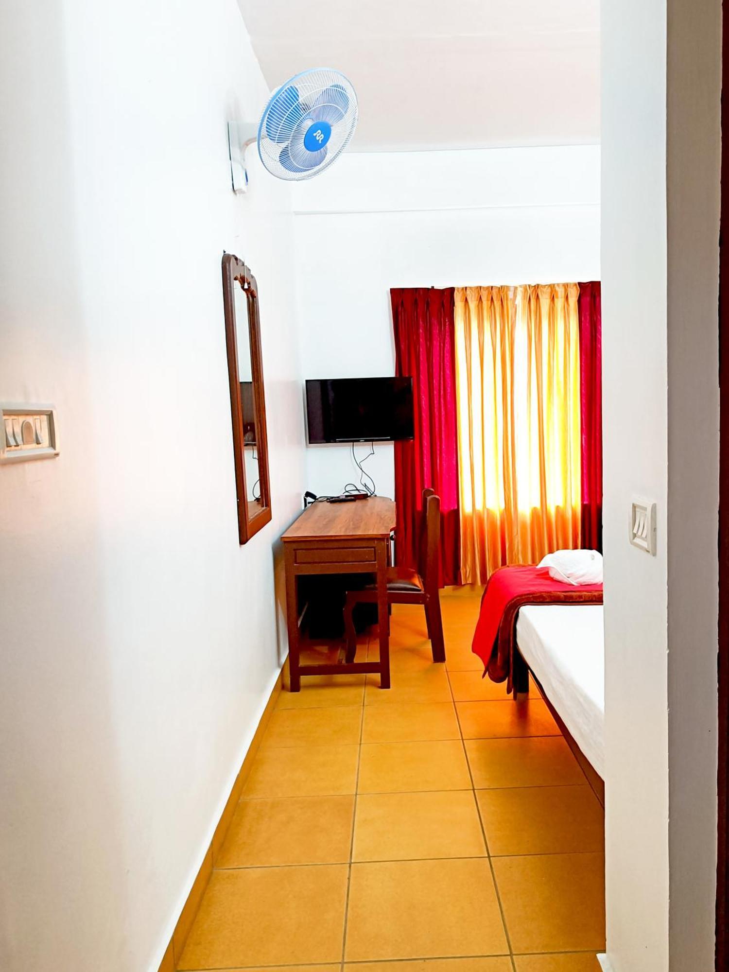 Отель Exotica Holidays Viripara Экстерьер фото
