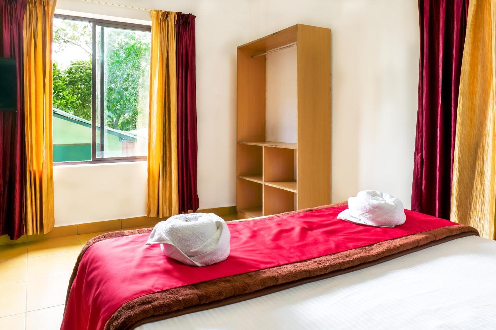 Отель Exotica Holidays Viripara Экстерьер фото
